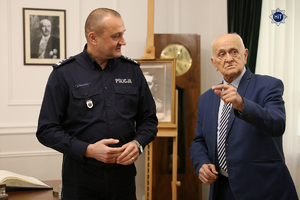 Trener piłkarski Andrzej Strejlau rozmawia z insp. Robertem Żółkiewskim- Dyrektorem Gabinetu Komendanta Głównego Policji.