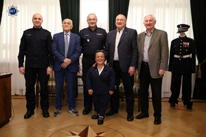 Grupa olimpijczyków pozuje do zdjęcia w zrekonstruowanym Gabinecie Komendanta Policji Państwowej. Wśród nich jest insp. Robert Żółkiewski – Dyrektor Gabinetu Komendanta Głównego Policji.