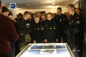 młodzież ze szkół ogląda eksponaty w muzeum policji