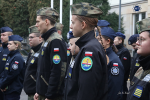 młodzież  pod obeliskiem komendy głównej policji