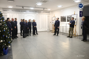 Grupa młodych funkcjonariuszek Policji – reprezentantek drużyny  zwyciężczyń Mistrzostw Świata Służb Mundurowych w Futsalu, stoi w holu budynku Wydziału Edukacji Historycznej