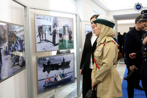 Fragment wystawy przedstawiający współczesne zdęcia funkcjonariuszek Policji podczas wykonywania czynności służbowych w zestawieniu z archiwalnymi fotografiami przedstawiającymi te same czynności wykonywane przez funkcjonariuszki Policji Państwowej.
