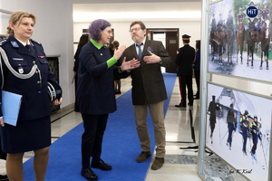 Goście przyglądają się fotografii prezentowanej na wystawie z okazji „ 100 lat kobiet w Policji”.