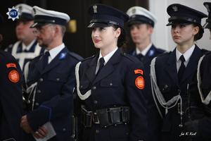Funkcjonariuszki i funkcjonariusze Policji w galowych mundurach.