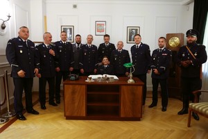 Zdjęcie pamiątkowe Funkcjonariuszy Policji w zrekonstruowanym Gabinecie Komendanta Policji Państwowej.