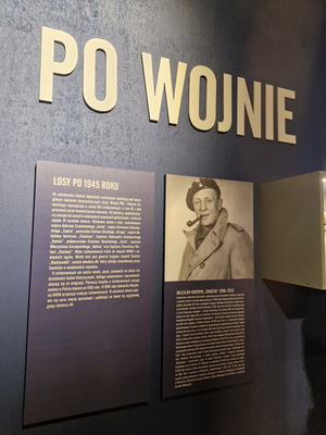 Jedna ze ścian wystawy, na której prezentowany jest tekst oraz archiwalne zdjęcie mężczyzny. Na górze napis „Po wojnie”.