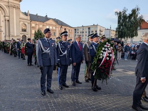 Widok na delegacje składające kwiaty pod Pomnikiem Powstania Warszawskiego na pl. Krasińskich.
