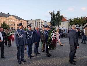 Delegacja Policji z wraz Komendantem Głównym składa biało-czerwony wieniec pod pomnikiem Powstańców Warszawy.