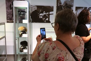 Kobieta robi zdjęcia eksponatów zgromadzonych w Wydziale Edukacji Historycznej.