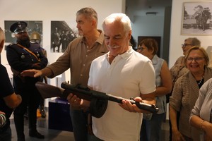 Grupa osób ogląda broń zgromadzoną w Wydziale Edukacji Historycznej.