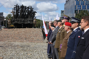 Oficerowie Wojska Polskiego oraz funkcjonariusze innych służb stoją przed pomnikiem Poległych i Pomordowanych na Wschodzie.