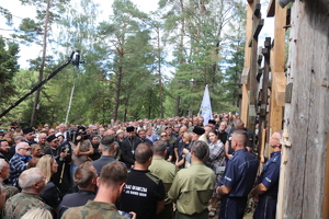 Uczestnicy pielgrzymki wraz z prawosławnymi duchownymi stoją na Wzgórzu Św. Góry Grabarki. Wokół liczne drewniane prawosławne krzyże.