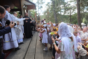 Duchowni świecą kosze owoców przyniesione przez wiernych.