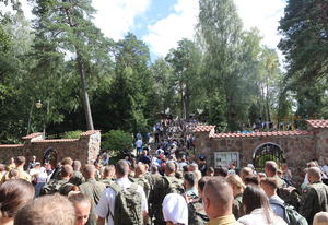 Uczestnicy pielgrzymki przechodzą przez bramę prowadzącą na Wzgórze Św. Góry Grabarki