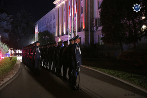 Kompania Reprezentacyjna Policji stoi w szeregu przed gmachem Komendy Głównej Policji.