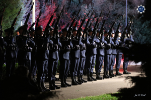 Funkcjonariusze z Kompani Reprezentacyjnej Policji oddają salwy honorowe przed Obeliskiem „Poległym i Pomordowanym Policjantom”.