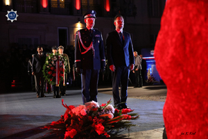 Delegacje składają kwiaty przed Obeliskiem „Poległym i Pomordowanym”.