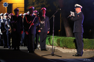 Orkiestra reprezentacyjna Policji gra na dziedzińcu przed gmachem Komendy Głównej Policji.