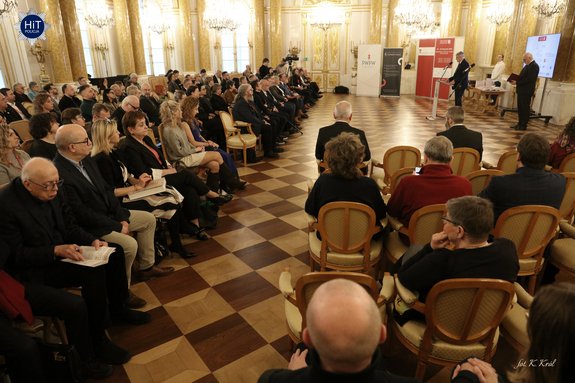 Goście siedzą w Sali Wielkiej Zamku Królewskiego podczas oficjalnego otwarcia targów.