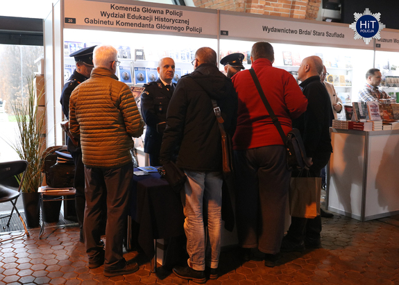Stoisko Wydziału Edukacji Historycznej, przy którym odwiedzający targi rozmawiają z pracownikami Wydziału.