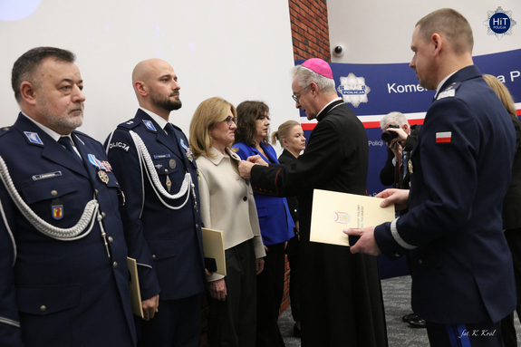 Ksiądz biskup odznacza honorową odznaką pracowników cywilnych.