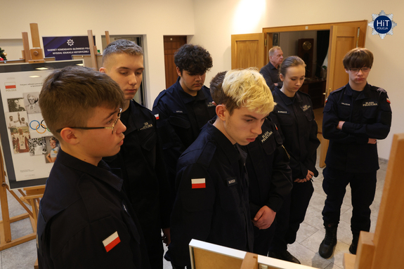 Grupa uczniów z klasy mundurowej stoi w holu Wydziału Edukacji Historycznej