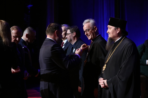 Przedstawiciele MSWiA wręczają odznaczenia duchownym.