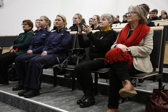 Na Sali wykładowej siedzą zaproszeni goście, wśród nich funkcjonariuszki Policji