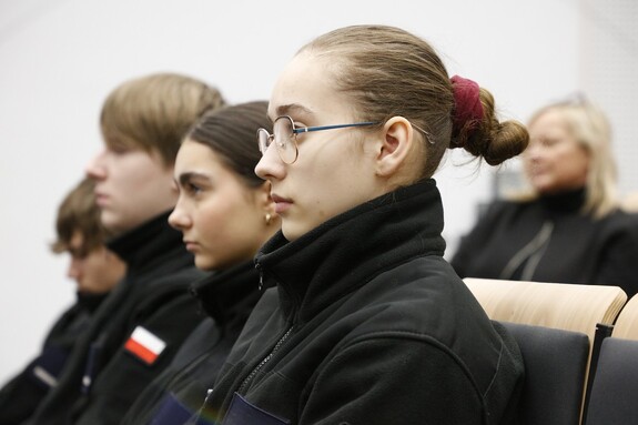 Uczennice klasy mundurowej słuchają w skupieniu wykładu.