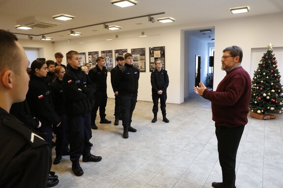 Uczniowie klasy mundurowej uczestniczą w oprowadzaniu po ekspozycjach Wydziału Edukacji Historycznej przez pracownika Wydziału