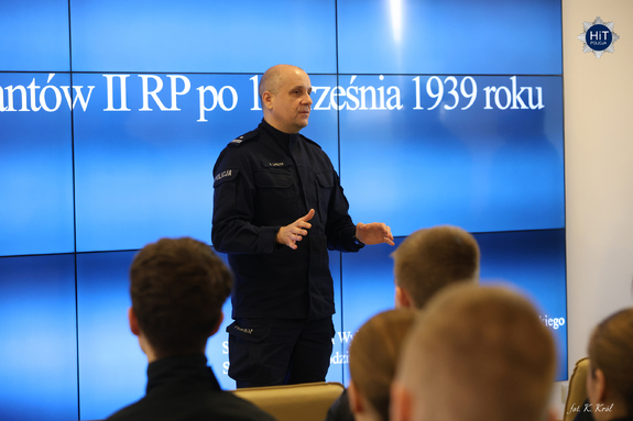 Policjant stoi przed młodzieżą z klasy mundurowej