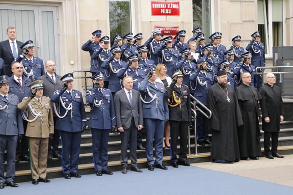Policjanci, przedstawiciele innych służb oraz duchowieństwa oddają cześć Ofiarom Zbrodni katyńskiej przed budynkiem Komendy Głównej Policji
