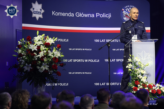 zastępca Komendanta Głównego  policji nadisnpektor Roman Kuster przemawia na targach polsecure