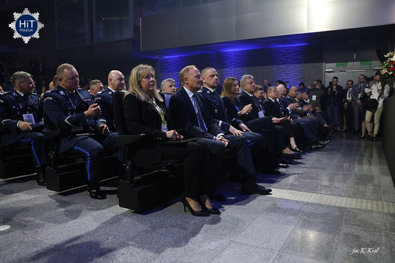 Zaproszeni goście oglądają pokazy na scenie polsecure