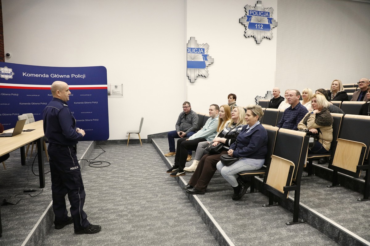 Pracownicy Centrum Usług Logistycznych poznają historię Policji Państwowej - jubileusz 15-lecia utowrzenia instytucji